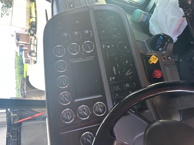 2020 PETERBILT 389 - Image 14